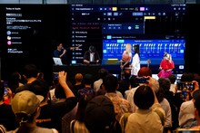 「Exclusive：CHAIとSTUTSが魅せるクリエイティブな出会い」より、リミックス作業中の様子。（写真提供：Apple）