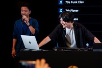 リミックス作業中のSTUTS（右）。（写真提供：Apple）