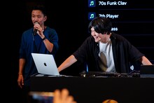 リミックス作業中のSTUTS（右）。（写真提供：Apple）