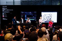 「Exclusive：CHAIとSTUTSが魅せるクリエイティブな出会い」より、リミックス作業中の様子。（写真提供：Apple）