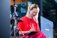 アートワーク制作中のユウキ。c