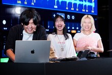 左からSTUTS、カナ、ユナ。（写真提供：Apple）
