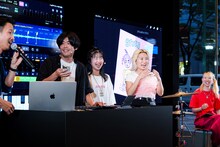 「Exclusive：CHAIとSTUTSが魅せるクリエイティブな出会い」より、リミックス作業中の様子。（写真提供：Apple）