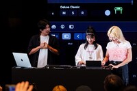 左からSTUTS、カナ、ユナ。（写真提供：Apple）