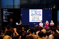 後方スクリーンに投影されているのは、ユウキの描き下ろしアートワーク。（写真提供：Apple）