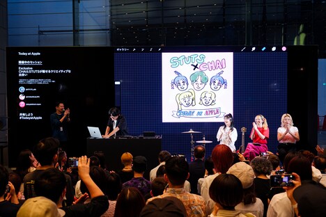 後方スクリーンに投影されているのは、ユウキの描き下ろしアートワーク。（写真提供：Apple）