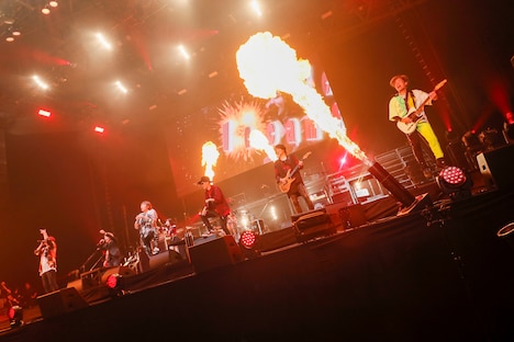 「FLOW 20th ANNIVERSARY SPECIAL LIVE 2023 ～アニメ縛りフェスティバル～」の様子。