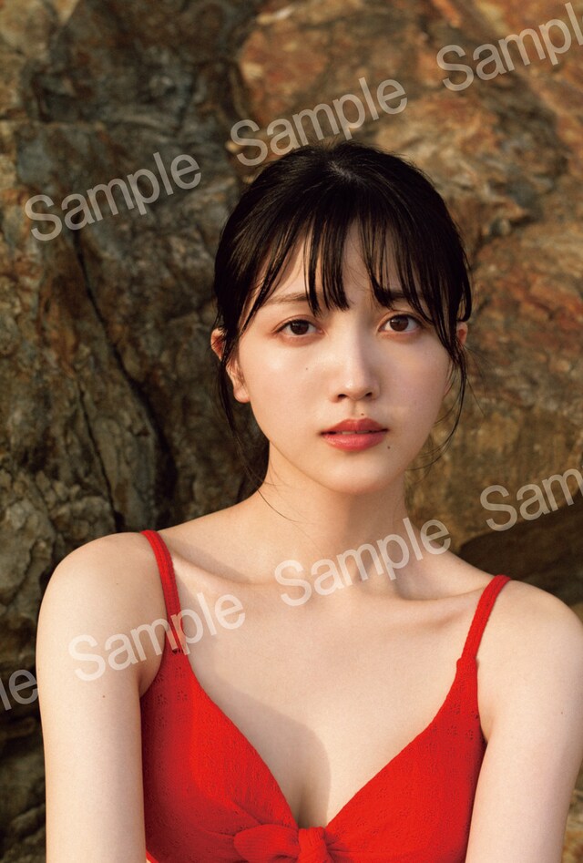 久保史緒里（乃木坂46）1st写真集「交差点」にランダム封入される特典ポストカード。（撮影：細居幸次郎）