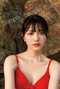 久保史緒里(乃木坂46)1st写真集「交差点」特典ポストカード第1弾の絵柄。(撮影:細居幸次郎)
