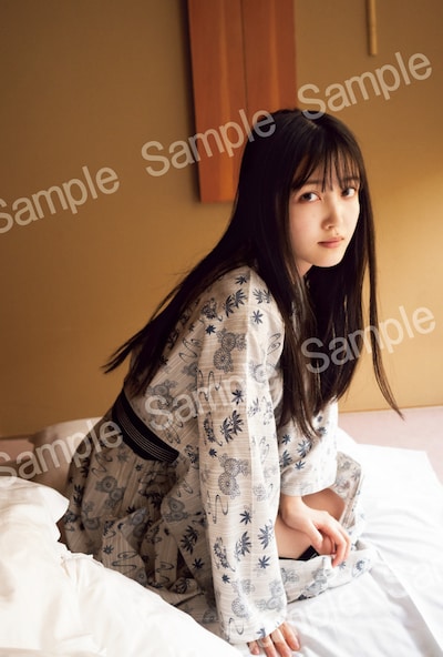 久保史緒里（乃木坂46）1st写真集「交差点」特典ポストカード第3弾の絵柄。（撮影：細居幸次郎）