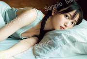 久保史緒里(乃木坂46)1st写真集「交差点」特典ポストカード第4弾の絵柄。(撮影:細居幸次郎)