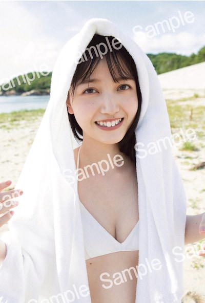 久保史緒里（乃木坂46）1st写真集「交差点」特典ポストカード第5弾の絵柄。（撮影：細居幸次郎）