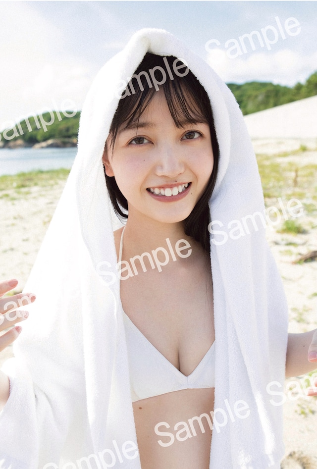 久保史緒里（乃木坂46）1st写真集「交差点」特典ポストカード第5弾の絵柄。（撮影：細居幸次郎）