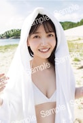 久保史緒里(乃木坂46)1st写真集「交差点」特典ポストカード第5弾の絵柄。(撮影:細居幸次郎)