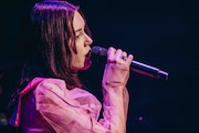 安田レイが新たなページをめくり、SACRA MUSIC移籍を発表した万感の10周年ライブ