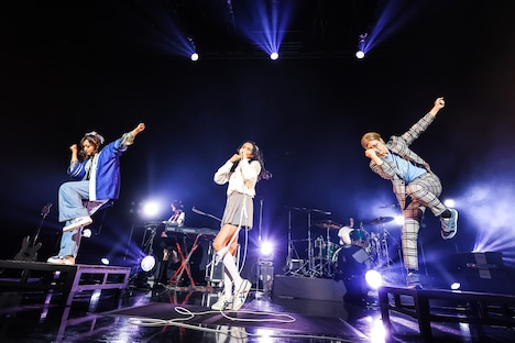 「火然ぇるミ毎」を披露する女王蜂。（撮影：森好弘）