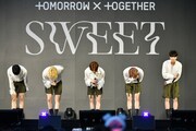 お辞儀をするTOMORROW X TOGETHER。