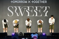 お辞儀をするTOMORROW X TOGETHER。