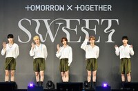 手を振るTOMORROW X TOGETHER。