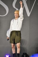 手をかかげるHUENINGKAI。