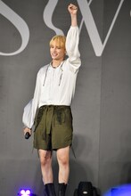 手をかかげるHUENINGKAI。