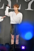 驚くYEONJUN。