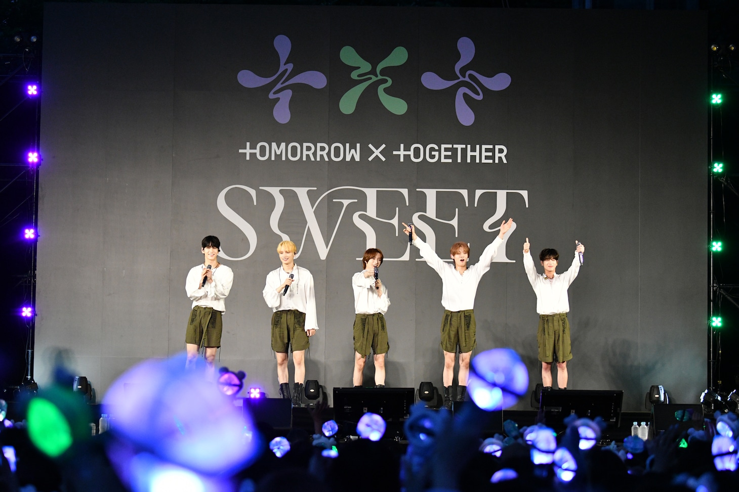 オリコンデイリーランキング1位を喜ぶTOMORROW X TOGETHER。