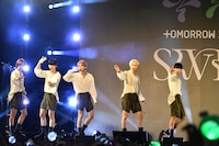 手を振るTOMORROW X TOGETHER。