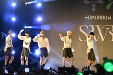 手を振るTOMORROW X TOGETHER。