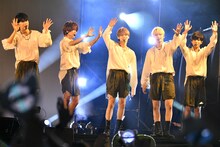 手を振るTOMORROW X TOGETHER。