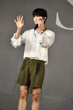 手を振るSOOBIN。