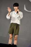 手を振るSOOBIN。