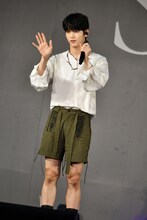 手を振るSOOBIN。