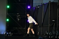 軽やかな足取りで入場するSOOBIN。