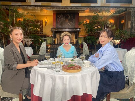 左から鈴木紗理奈、デヴィ・スカルノ、長谷川京子。(c)カンテレ