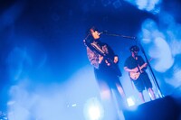 比喩根（Vo, G）と玲山（G）。（Photo by Kana Tarumi）