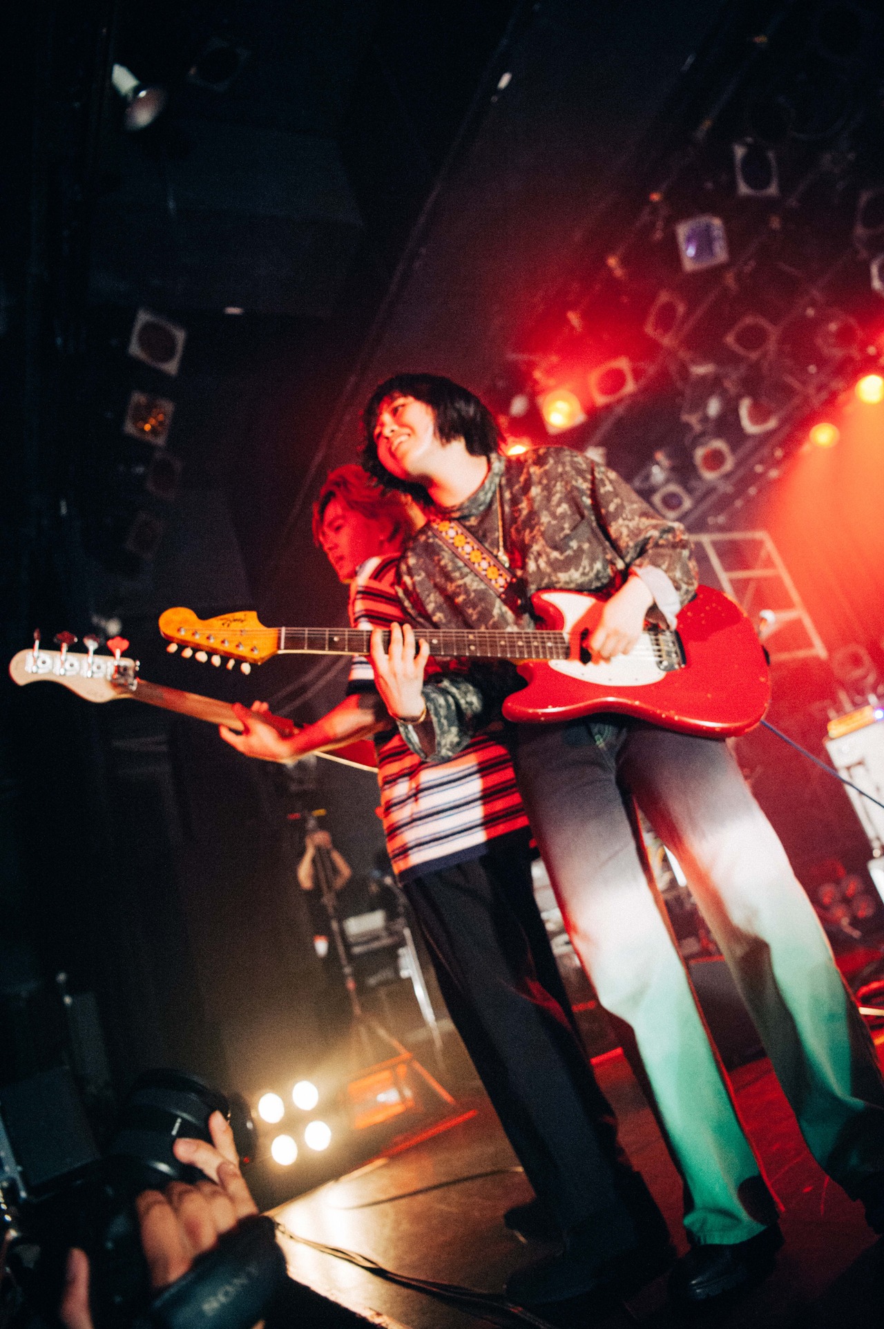 比喩根（Vo, G）と小﨑（B）。（Photo by Kana Tarumi）