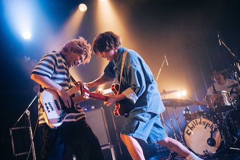 小﨑（B）と玲山（G）。（Photo by Kana Tarumi）