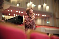 NHK ホールにてステージングを行う夏まゆみ。