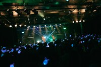 REIRIEのライブの様子。
