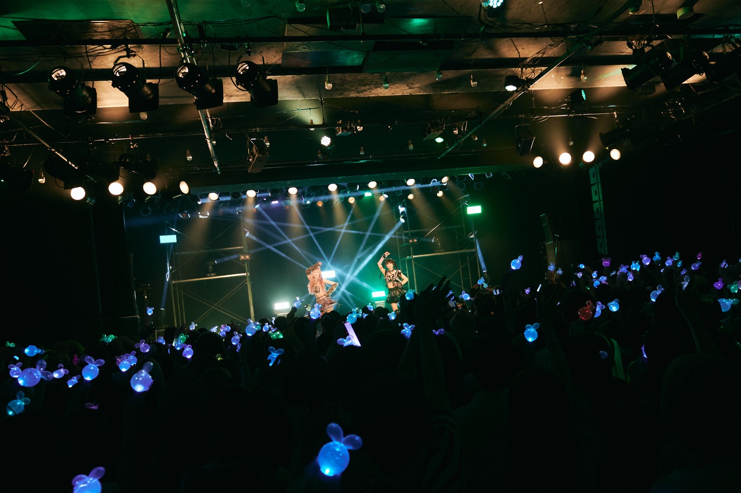 REIRIEのライブの様子。
