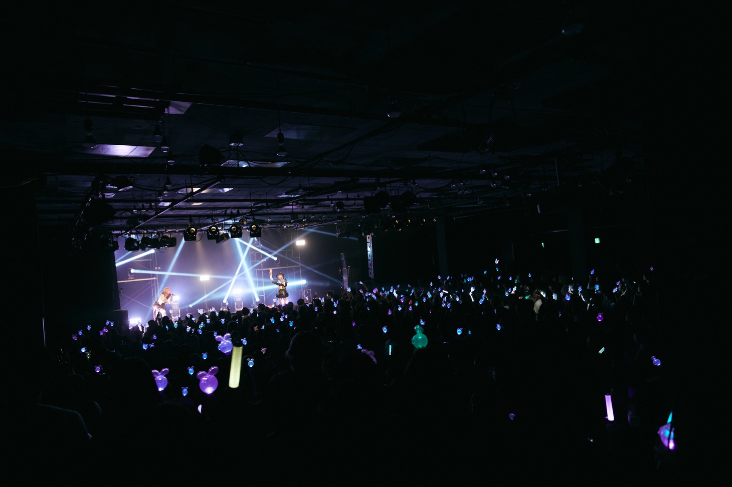 REIRIEのライブの様子。
