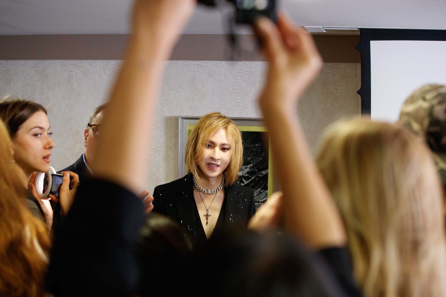 フランス・パリで撮影に応じるYOSHIKI。