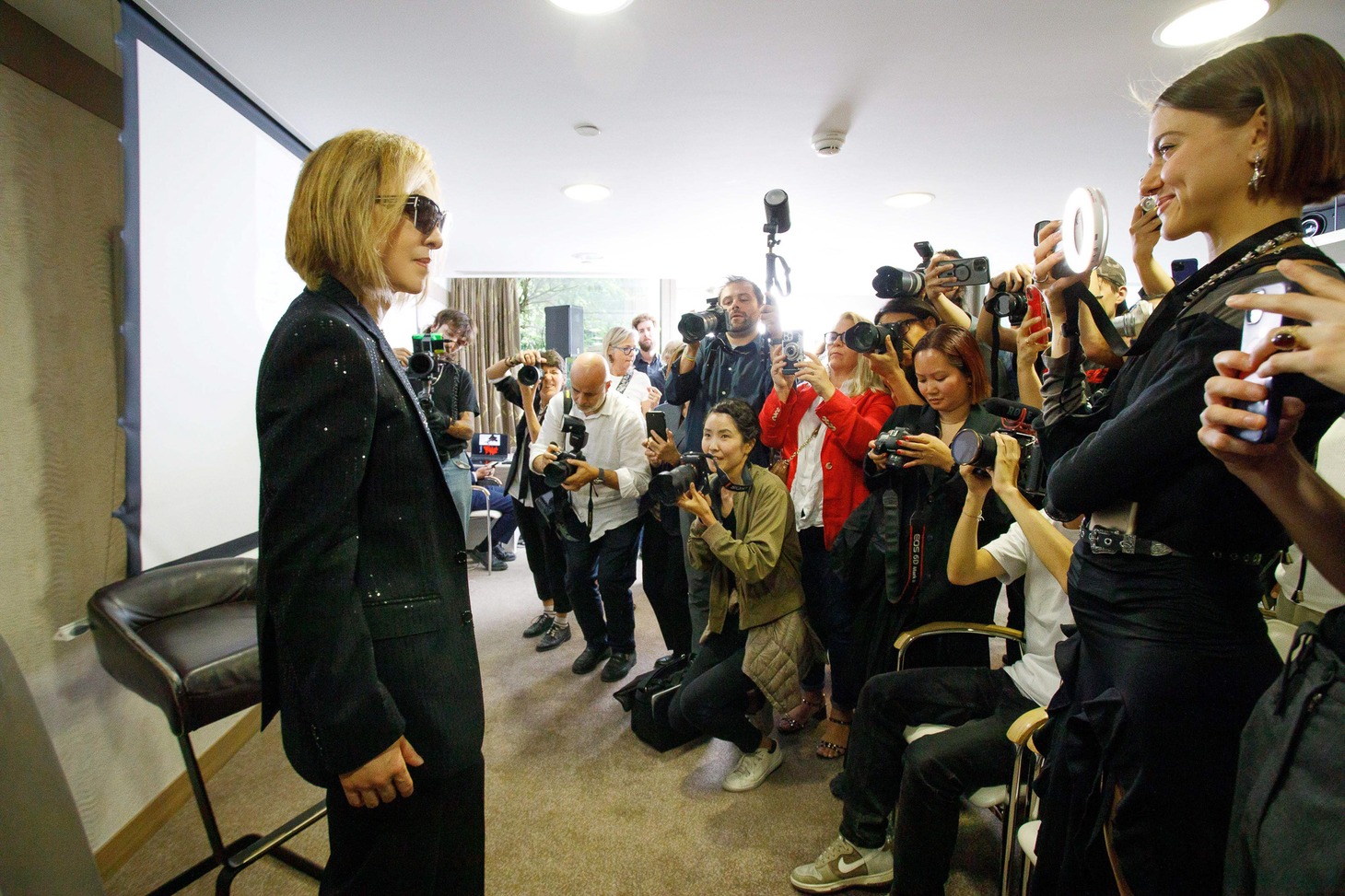 フランス・パリで緊急記者会見を行ったYOSHIKI。