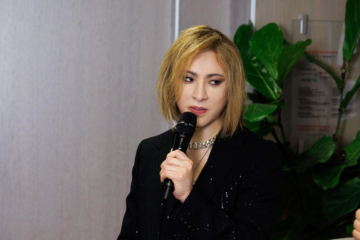 フランス・パリでサングラスをはずして話すYOSHIKI。