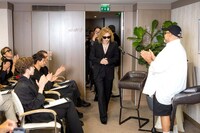 フランス・パリで行われたYOSHIKIの緊急記者会見の様子。