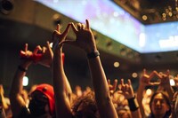 “ポンズのポーズ”を掲げるポンザー。