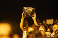 メガドライブのポーチを掲げるポンザー。