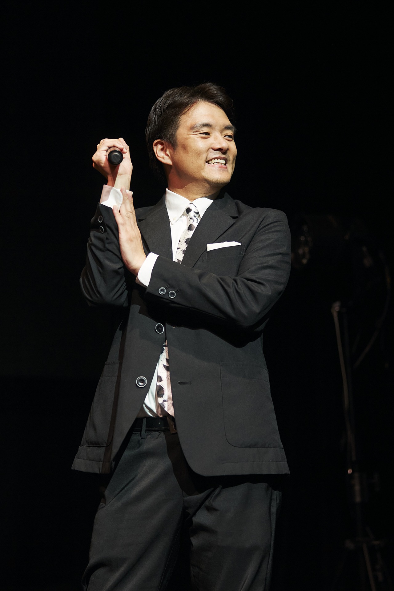 一般のライブチケットを買っていたにもかかわらず、仕事として開演前の影アナを担当した鮫島一六三（BANBANBAN）。