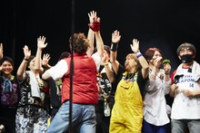 ポンザーとハイタッチするサイボーグジョー。